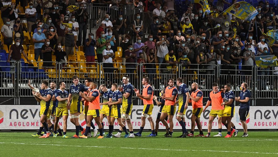 Team of Nevers celebrate after the French Pro D2 Rugby match between Nevers and Valence at Stade du PrÃ© Fleuri on September 11, 2020 in Nevers, France. (Photo by Baptiste Fernandez/Icon Sport) - --- - Stade du Pre Fleuri - Nevers (France)