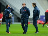 Laurent Labit entouré par le manager Raphaël Ibanez et le sélectionneur Fabien Galthié
