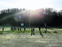 A Hendaye, samedi matin, jeunes de l’école de rugby et seniors, qui évoluent habituellement en Fédérale 2, se sont retrouvés sur les frais terrains d’entraînements pour quelques jeux avec ballons et exercices d’entretien physique.