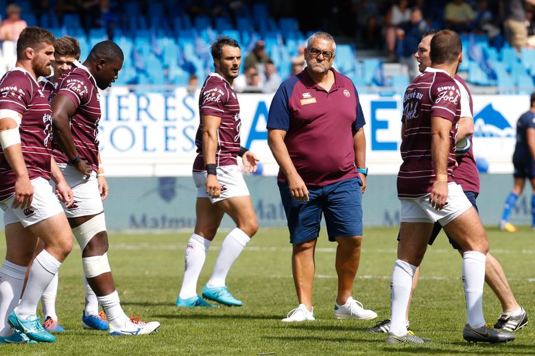 Christophe Urios entouré de ses joueurs lors d'un match de l'UBB à Castres