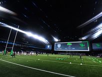 Terrain synthétique, toit fermé, écrans à foison, jeux de sons et lumières : la Paris-La Défense Arena est plus qu’un simple terrain de rugby. Photo Icon Sport
