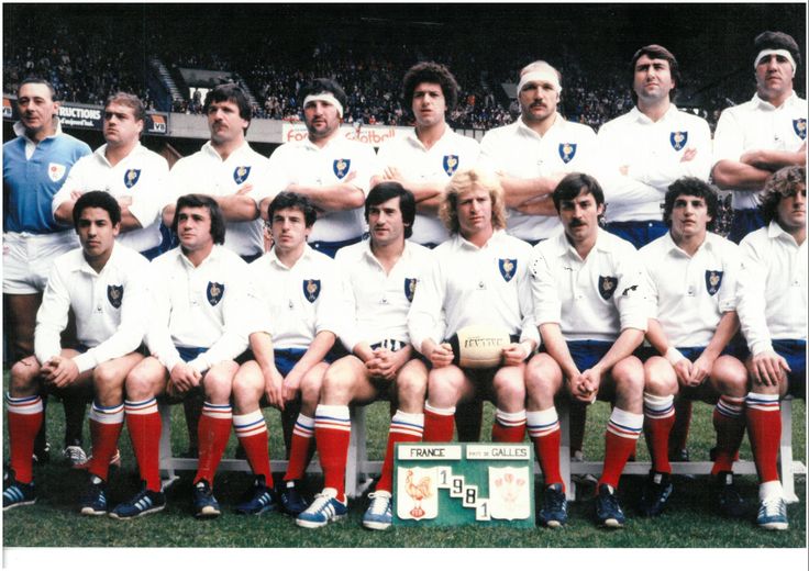France - Galles, 7 mars 1981 au Parc des Princes (en haut de gauche à droite) : Dintrans, Paparemborde, Dospital, Lacans, Revallier, Joinel, Imbernon. (Premier rang, de gauche à droite) : Blanco, Bertranne, Berbizier, Laporte, Rive (cap), Gabernet, Codorniou, Pardo.