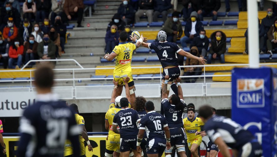Sitaleki TIMANI of Clermont and Pierce PHILLIPS of Agen  during the Top 14 match between Clermont and Agen on October 3, 2020 in Clermont-Ferrand, France. (Photo by Romain Biard/Icon Sport) - Sitaleki TIMANI - Pierce PHILLIPS - Stade Marcel Michelin - Clermont Ferrand (France)