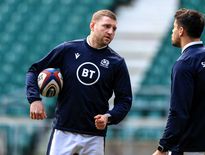 Le confinement de l’an dernier aura permis à Finn Russell, à gauche, et à Gregor Townsend, à droite, de recoller les morceaux et de se réconcilier. Photos Icon Sport
