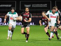Capitaine Huget, balle en main, montre le chemin à ses hommes pour une victoire sans coup férir.
