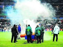 Preparation du terrain lors de France - Irlande qui avait finalement été reporté