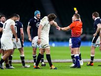 Les Anglais têtes baissées, Billy Vunipola et Jonny Hill, sont extrêmement pénalisés depuis le début du Tournoi. Une indiscipline à gommer s’ils veulent renouer avec la victoire contre la France. Photo Icon Sport