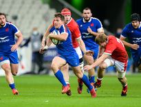 Lors du dernier test-match à l’automne, les Bleus d’Antoine Dupont, Camille Chat et Jean-Baptiste Gros avaient largement battu les Gallois. Il faudra rééditer pareille performance pour se donner une chance de remporter le Tournoi dans une semaine contre l’écosse. Photo Icon Sport
