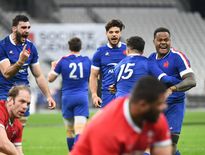 La joie d'Ollivon, Ntamack, Vakatawa et Dulin après la victoire arrachée en toute fin de match contre le Pays de Galles