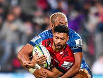 Richie Mo'unga (Crusaders) face à Patrick Tuipulotu (Blues)