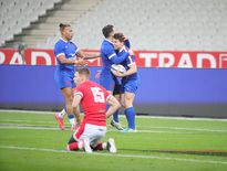 Liam Williams, l’arrière gallois, abattu, après l’essai d’Antoine Dupont.