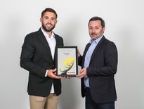 Emmanuel Massicard, Directeur Délégué du Midi Olympique remet l'Oscar à l'ouvreur du CA Brive, Enzo Hervé.