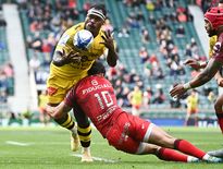 À l’image du puissant Levani Botia, ici mis en difficulté par un plaquage de Romain Ntamack, les Rochelais ont manqué de maîtrise dans les instants décisifs.
