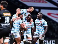 Antonie Claassen, ici salué par ses coéquipiers, pensait vivre son dernier match à l’Arena contre Brive. Il faudra en disputer un autre vendredi en barrages...