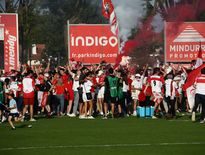 Les supporters biarrots ont envahi la pelouse pour fêter la victoire.