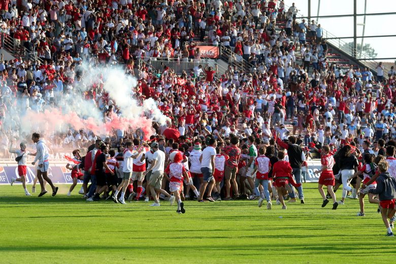 Les supporters du BO envahissent la pelouse après la séance de tirs au but.