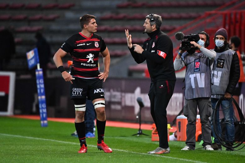 Jean Bouilhou donne ses consignes à Antoine Miquel.