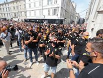 Court instant de communion entre les Rochelais et les supporters avant la réception à la mairie pour les Maritimes. Photo Jean-Christophe Sounalet