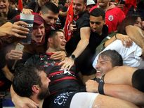 Porté par Antoine Dupont et Maxime Médard, le capitaine toulousain Julien Marchand célèbre la victoire avec les supporters
