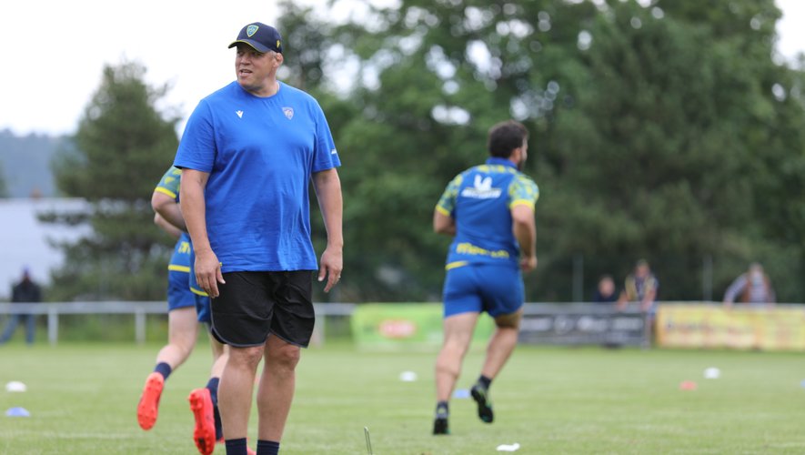 L’entraîneur néo-zélandais Jono Gibbes est de retour à Clermont pour emmener le club vers « le long chemin » qui l’attend. 