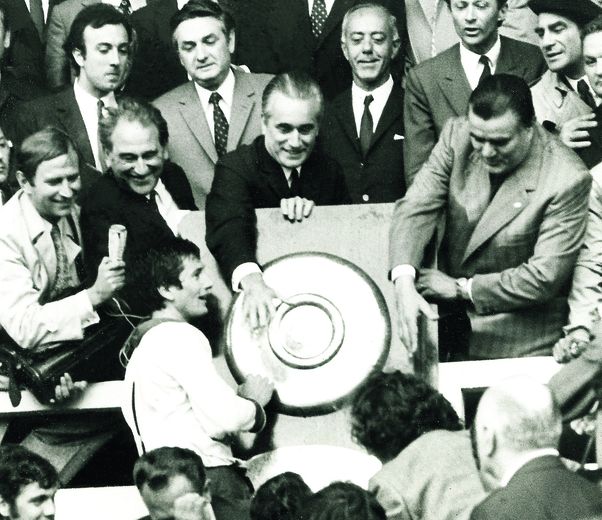 Richard Astre reçoit le Bouclier de Brennus 1971 des mains de Jacques Chaban-Delmas et Albert Ferrasse