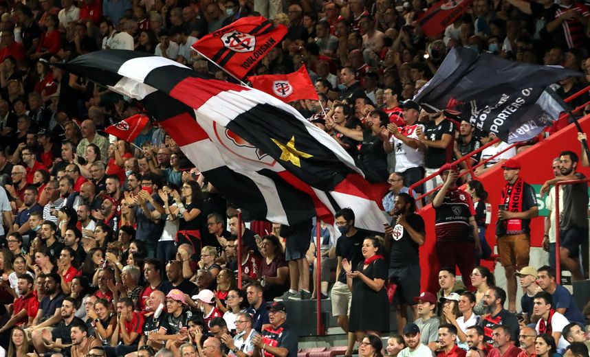 Les publics de tous âges se côtoient dans les tribunesdes stades de rugby, véhiculant une image positive de supporters attachés à leurs clubs qu’ils soutiennent avec ferveur mais sans jamais déborder. Autre donnée non négligeable, les modèles économiques de certaines équipes reposent en partie sur l’affluence dans leur stade. Photos Midi Olympique - Patrick Derewiany