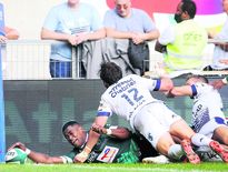 Tuimaba aplatissant le ballon face à Montpellier