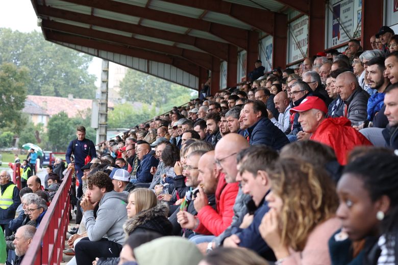 Malgré les conditions météorologiques dantesques, ce ne sont pas moins de 1500 spectateurs qui ont bravé les éléments pour assiter au derby LSC-RCA