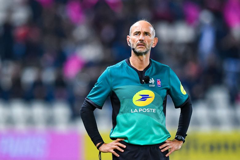 L'arbitre Romain Poite s'est récemment fait remarquer à la suite d'un échange léger avec Arthur Joly, capté par le micro-arbitre.