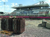 Comme un symbole, une partie du stade Armandie d’Agen est en travaux, à l’image du club dont la lente dégringolade continue.