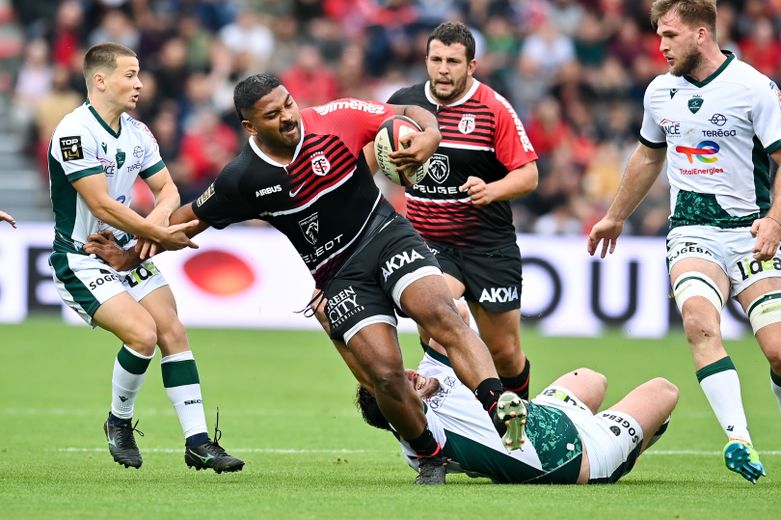 Peato Mauvaka (Toulouse) casse le plaquage d'un Palois