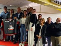 Le président des Boxers de Bordeaux Thierry Parienty entouré des dirigeants qui sont intervenus dans la soirée