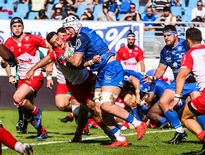 Florent Vanverberghe (Castres) percute et va aplatir dans l'en-but contre les Biarrots.