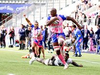 Sekou Macalou aurait pu s’offrir un nouvel essai mais il a décidé de délivrer une offrande à son demi de mêlée Arthur Coville. Photo Icon Sport