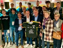 Les joueurs, les éléments de l'académie et les dirigeants de Chambéry entourent Patricé Bégay de Bpifrance