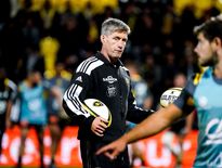 Le manager rochelais Ronan O'Gara à l'échauffement avec son groupe
