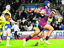 Ulupano Seuteni et François Trinh-Duc unissent leurs talents et c’est tout Bordeaux-Bègles qui sourit : l’UBB conforte sa place dans le trio de tête. Photos Justine Hamon