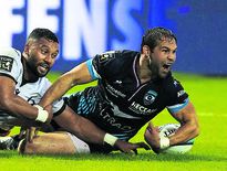 Cobus Reinach profite d’une faute de main de Lima Sopoaga dans son en-but pour marquer un essai plein de malice. Photo Icon Sport