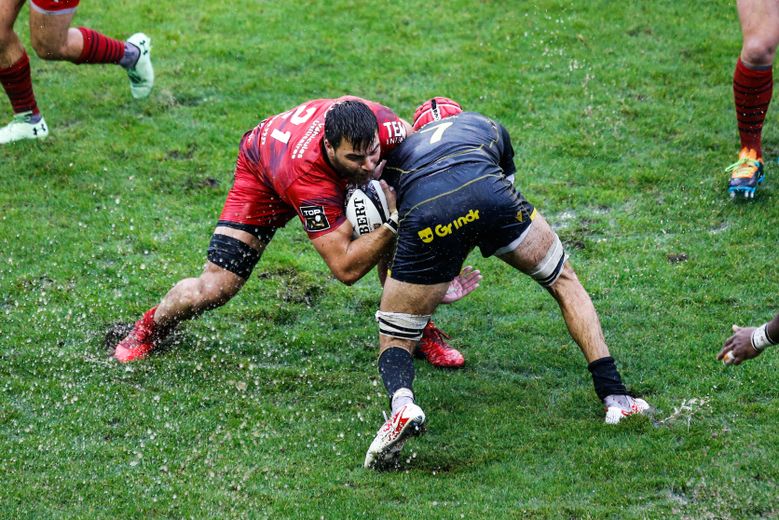 Facundo Isa (Toulon) use de sa puissance pour percuter Mathieu Hirigoyen (Biarritz)