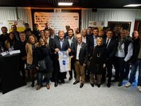 Les dirigeants de l'Etoile Angers Basket et de Bpifrance, entourés par les différents acteurs de la région
