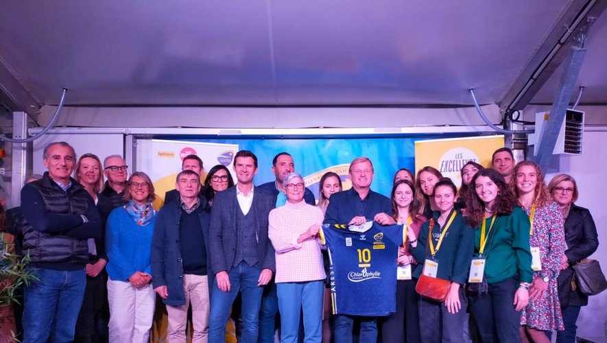 Les dirigeants de Bpifrance et du Volley-Ball Nantes célèbrent leur partenariat