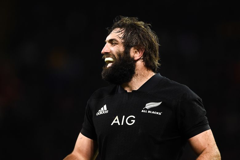 Sam Whitelock, le numéro 8 néo-zélandais, avec l'un des nombreux maillots des All Blacks