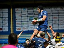 Alexandre Ricard (Colomiers) à la réception d'une touche contre Carcassonne