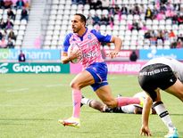 Kylan Hamdaoui (Stade français) passe en revue la défense de Lyon.