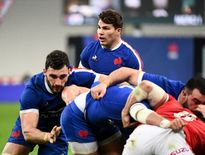 Charles Ollivon, au soutien de son pack, s’est gravement blessé au pire des moments pour lui, laissant la voie libre à l’éclosion d’Antoine Dupont dans le rôle de leader. La question du capitanat sera un sujet central lors du retour en forme du troisième ligne.