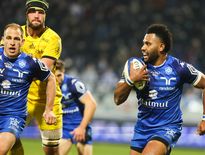 Vilimoni Botitu, insaisissable, s’apprête à inscrire le quatrième et dernier essai du CO ; celui de la victoire. Le Fidjien est dans une forme étincelante.