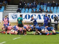 Il est jeune mais est déjà un vrai cornac pour ses avants. Jérémy Fernandez s’affirme match après match comme un demi de mêlée plein d’avenir. Photo Aurélien Delandhuy