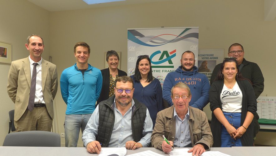 En compagnie du partenaire Crédit Agricole, les présidents Michel Galvaing (assis à droite) et Maxime Morin (derrière lui) ont posé avec l’ensemble du bureau du club.