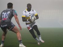 Samedi dernier, dans le brouillard rochelais, les trois-quarts, dont Raymond Rhule, ont eu des éclairs de génie face à Bath. Photo I. S.