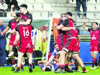 L’explosion de joie des Rouennais au coup de sifflet final, après leur victoire (14-15) sur la pelouse de Stade des Alpes. Photo Jacques Robert